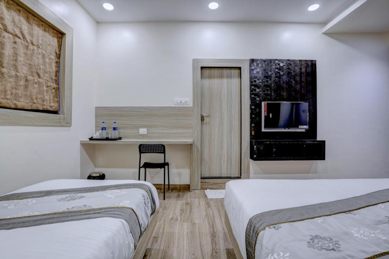 Hotel Arts International Mumbai Ngoại thất bức ảnh