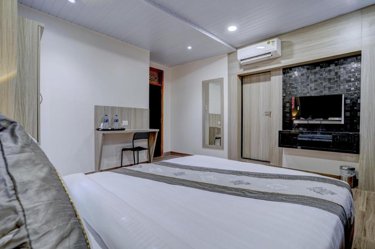 Hotel Arts International Mumbai Ngoại thất bức ảnh