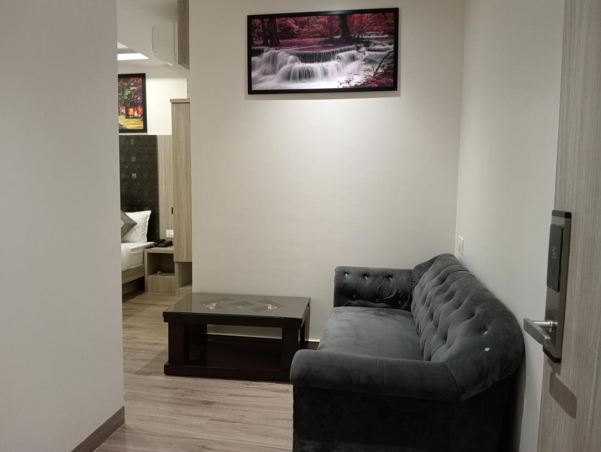 Hotel Arts International Mumbai Ngoại thất bức ảnh