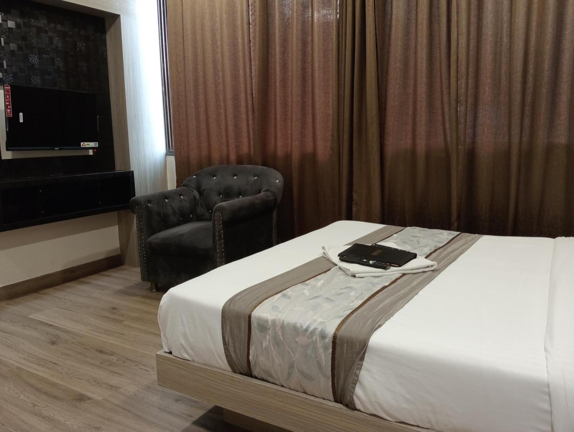 Hotel Arts International Mumbai Ngoại thất bức ảnh
