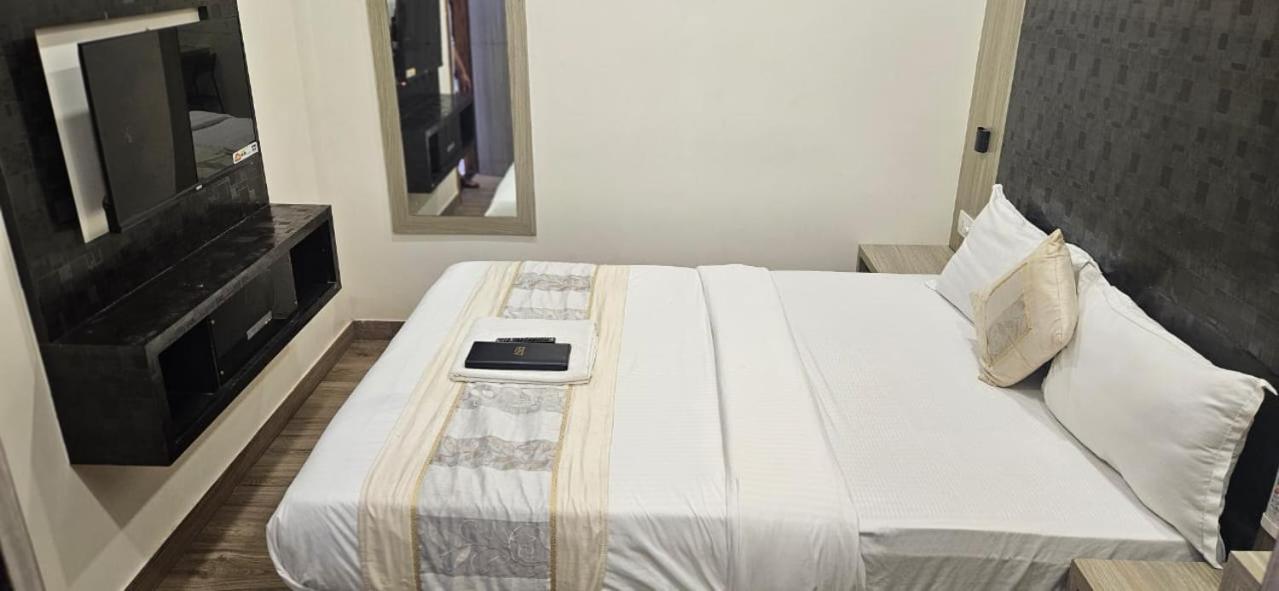 Hotel Arts International Mumbai Ngoại thất bức ảnh
