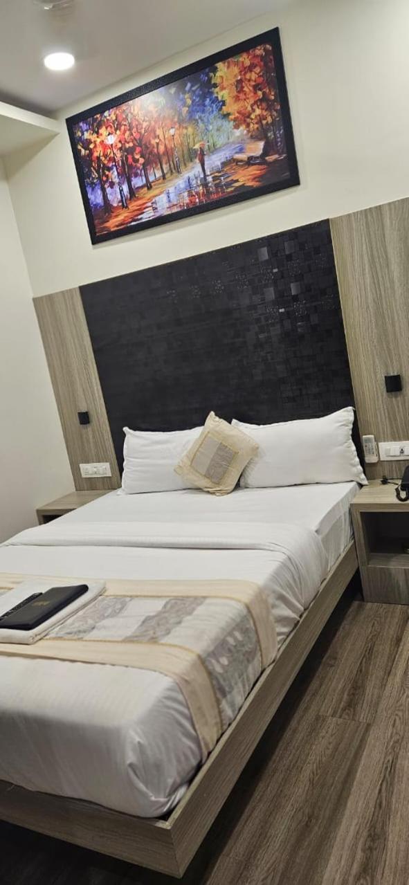 Hotel Arts International Mumbai Ngoại thất bức ảnh