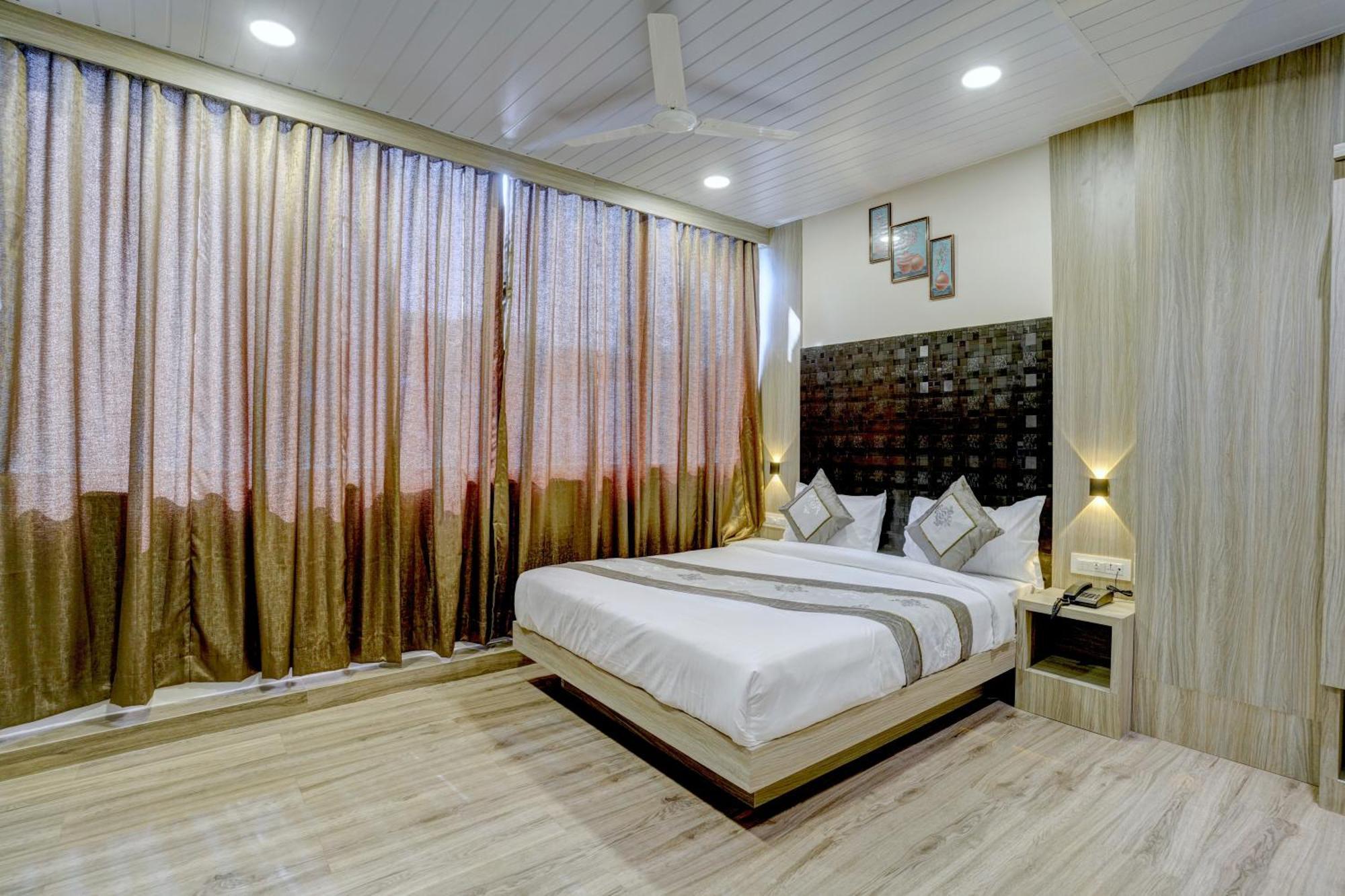 Hotel Arts International Mumbai Ngoại thất bức ảnh