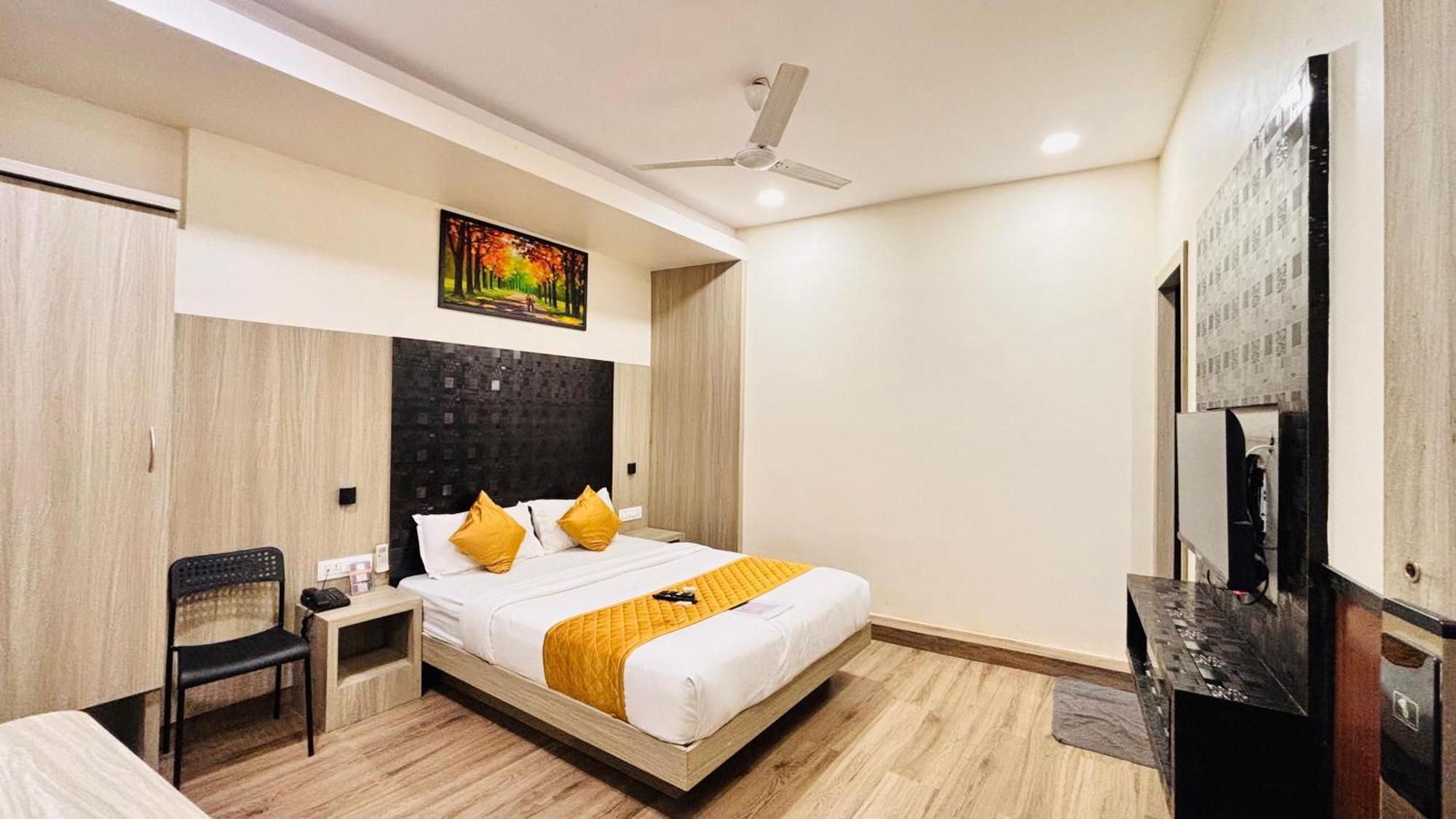 Hotel Arts International Mumbai Ngoại thất bức ảnh
