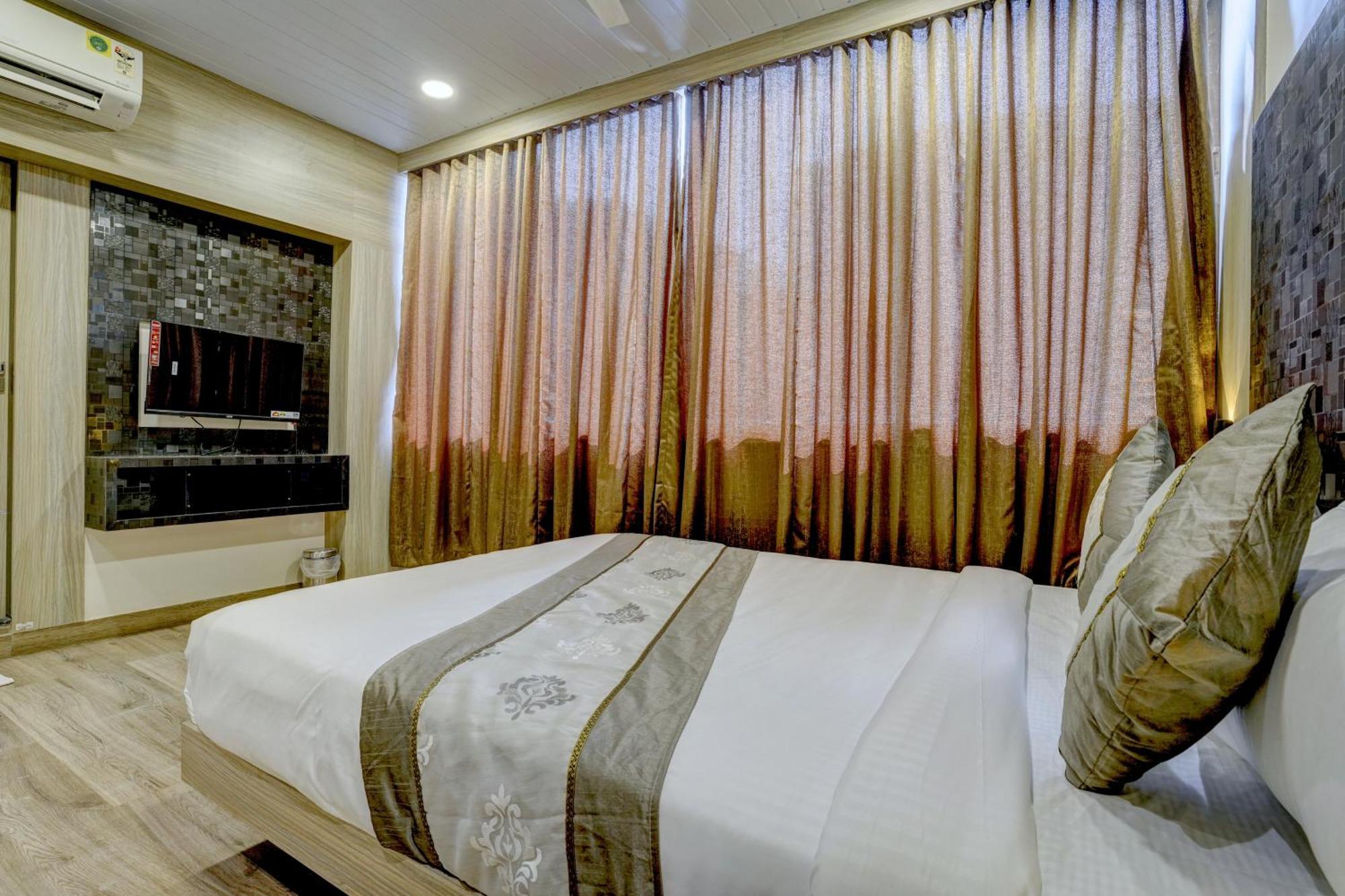 Hotel Arts International Mumbai Ngoại thất bức ảnh