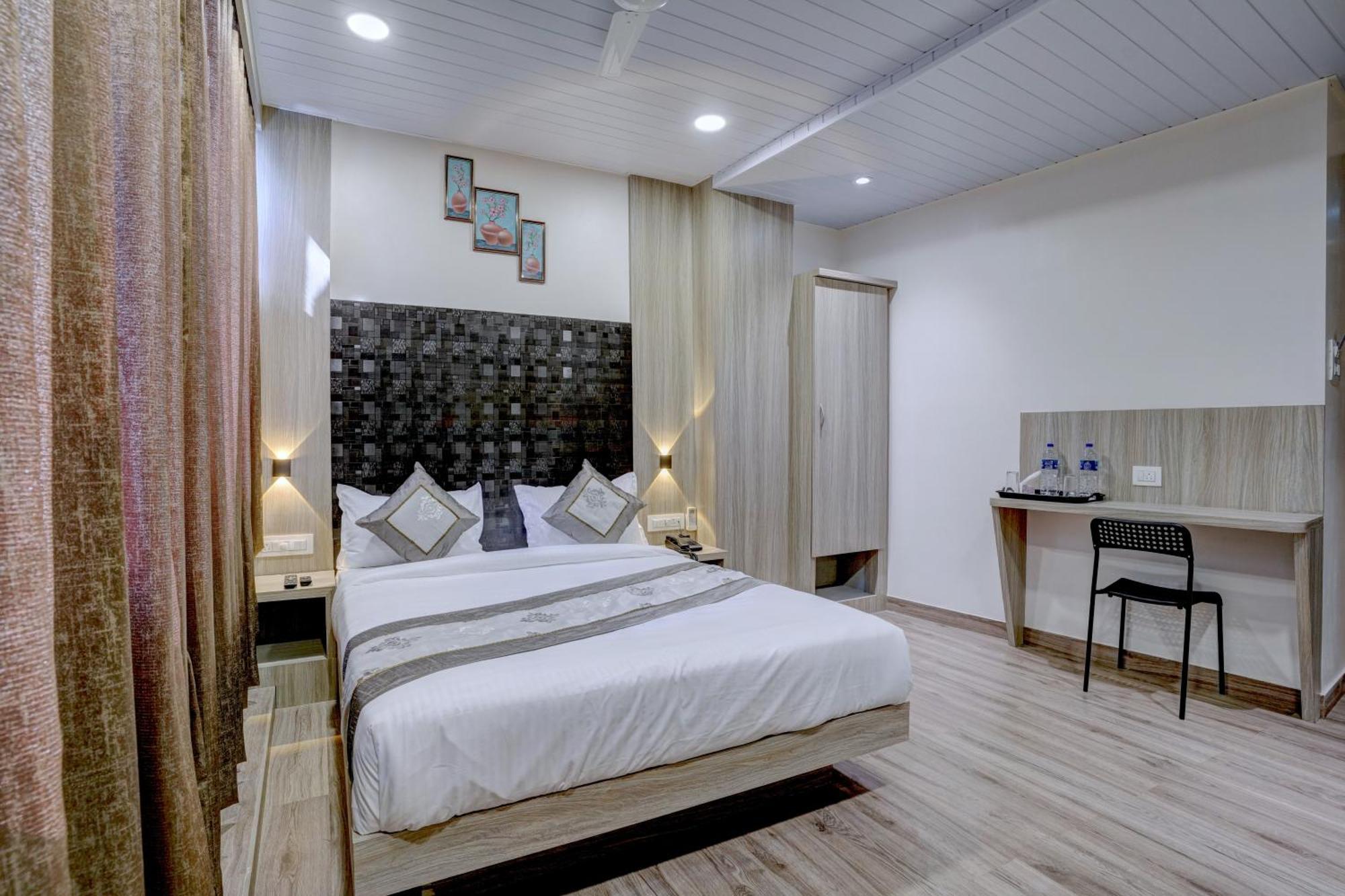 Hotel Arts International Mumbai Ngoại thất bức ảnh