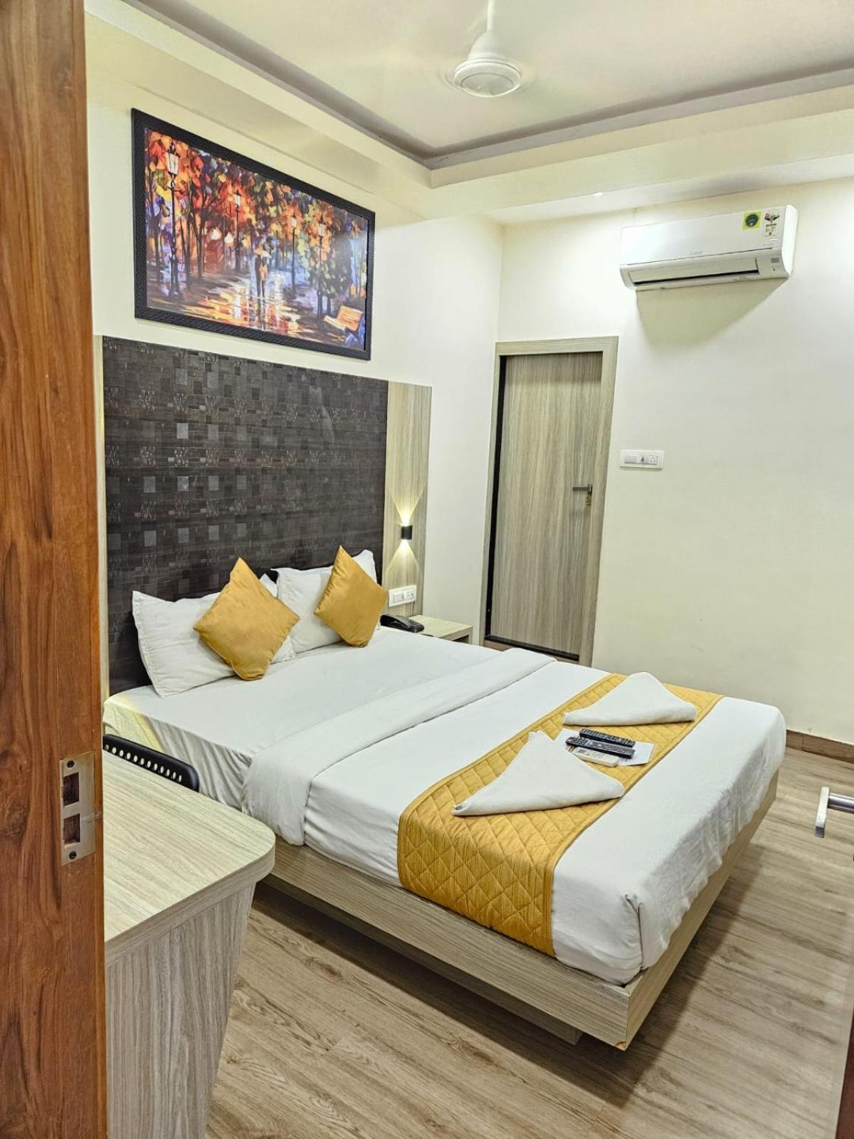 Hotel Arts International Mumbai Ngoại thất bức ảnh